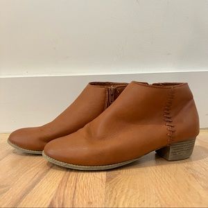 Booties with zip and outer stitching details